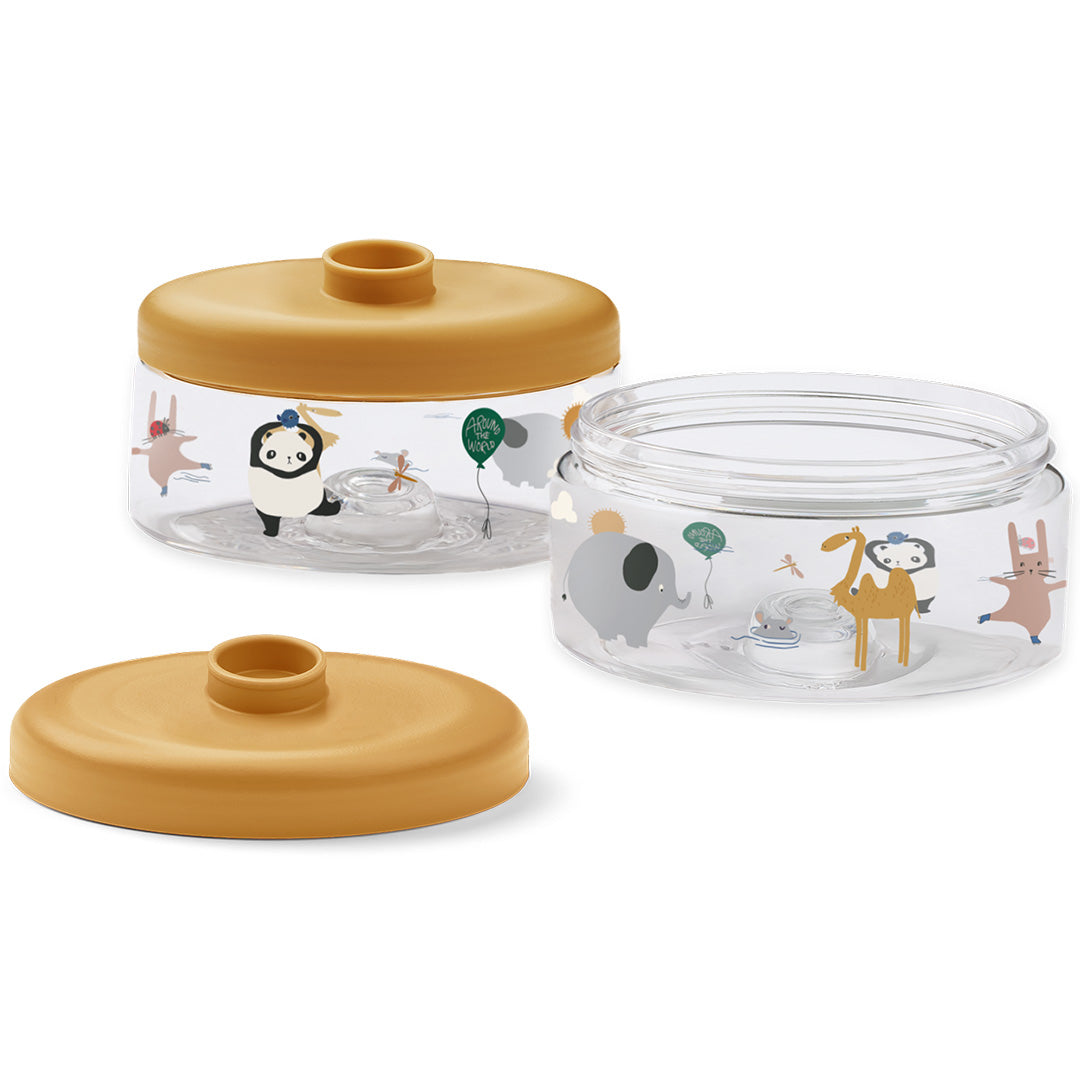 Twee Liewood babyvoeding doosjes met gele deksels en een 'Around the World' dierenprint, waarvan één open.