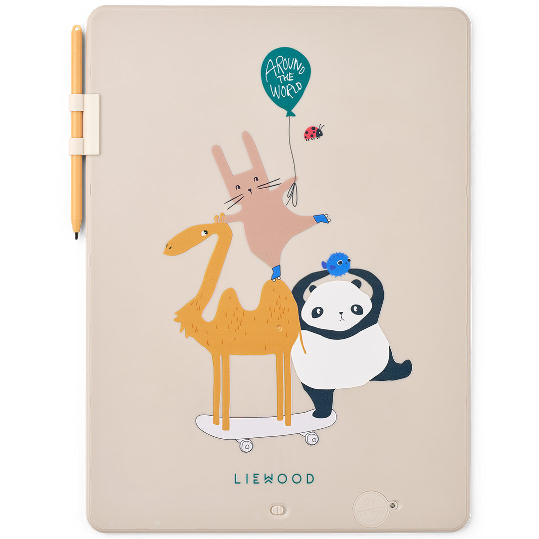 Achterkant van de Liewood tekentablet Zora met een illustratie van een konijn, kameel, panda en een ballon met 'Around the World' tekst.