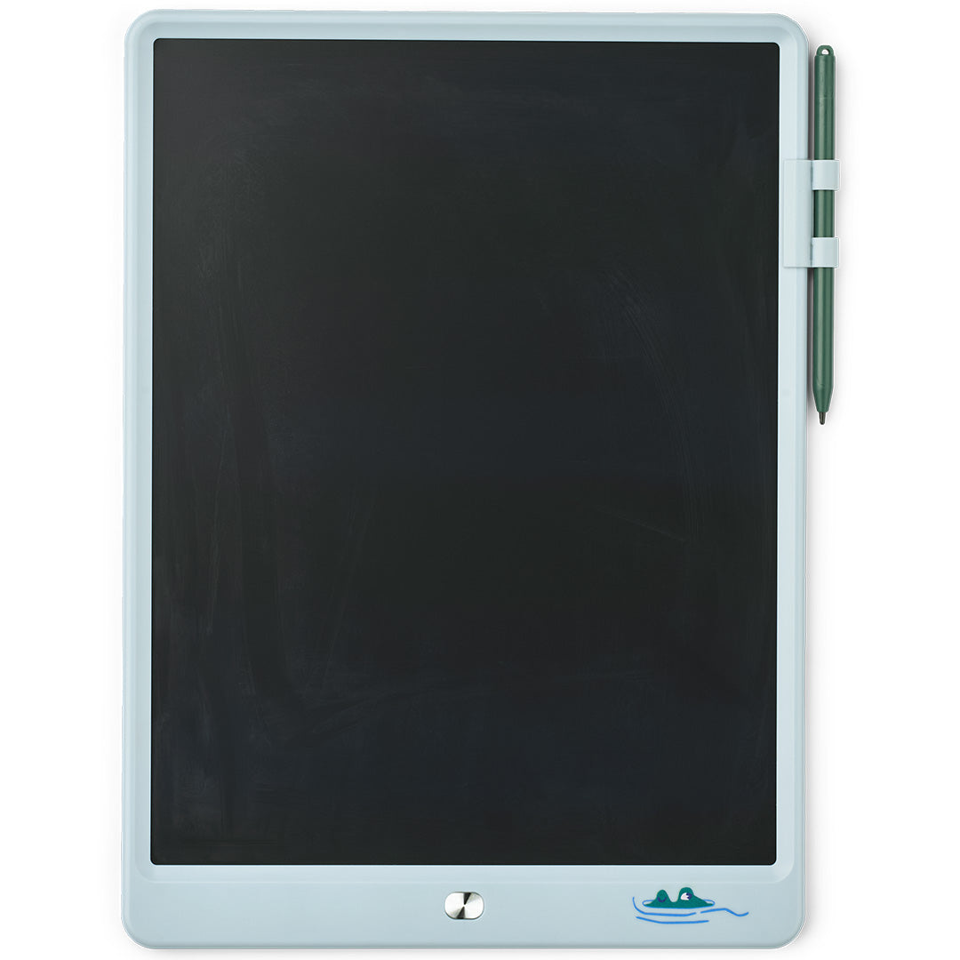 Liewood tekentablet Zora in duifblauw met donker scherm en groene stylus, met een krokodil illustratie.