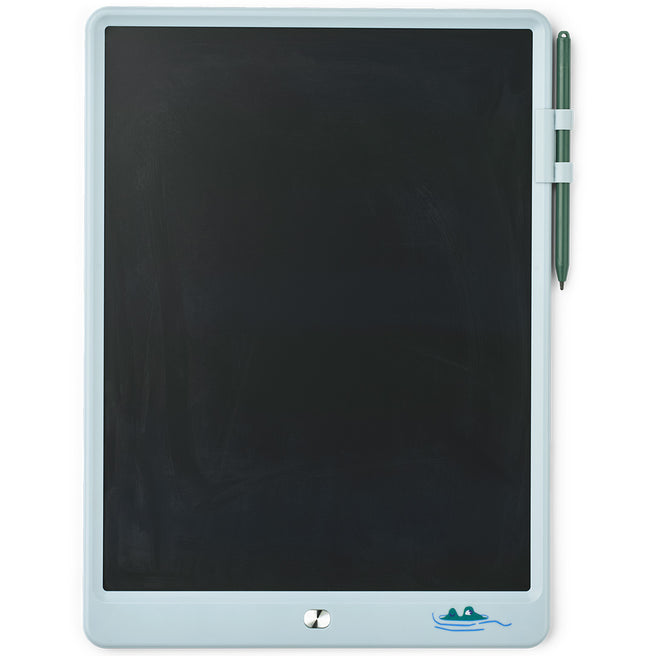 Liewood tekentablet Zora in duifblauw met donker scherm en groene stylus, met een krokodil illustratie.