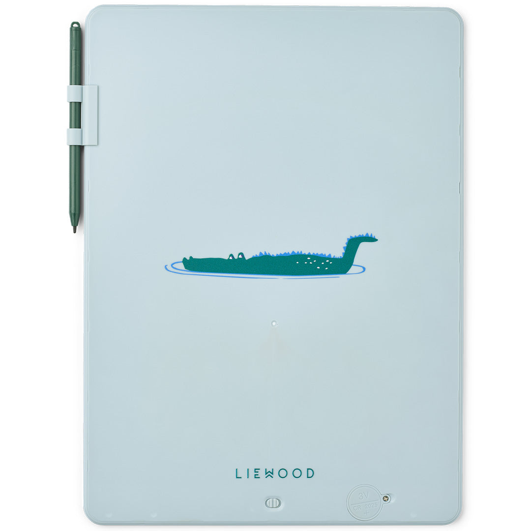 De achterkant van de Liewood tekentablet Zora in duifblauw, met een grote groene krokodil illustratie en het Liewood logo.