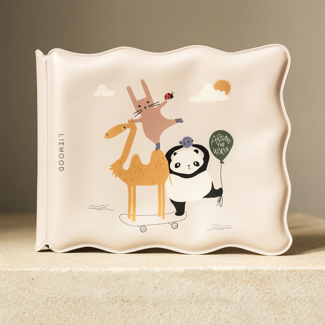 Liewood badboekje Waylon met een beige kaft en een illustratie van dieren op een skateboard.