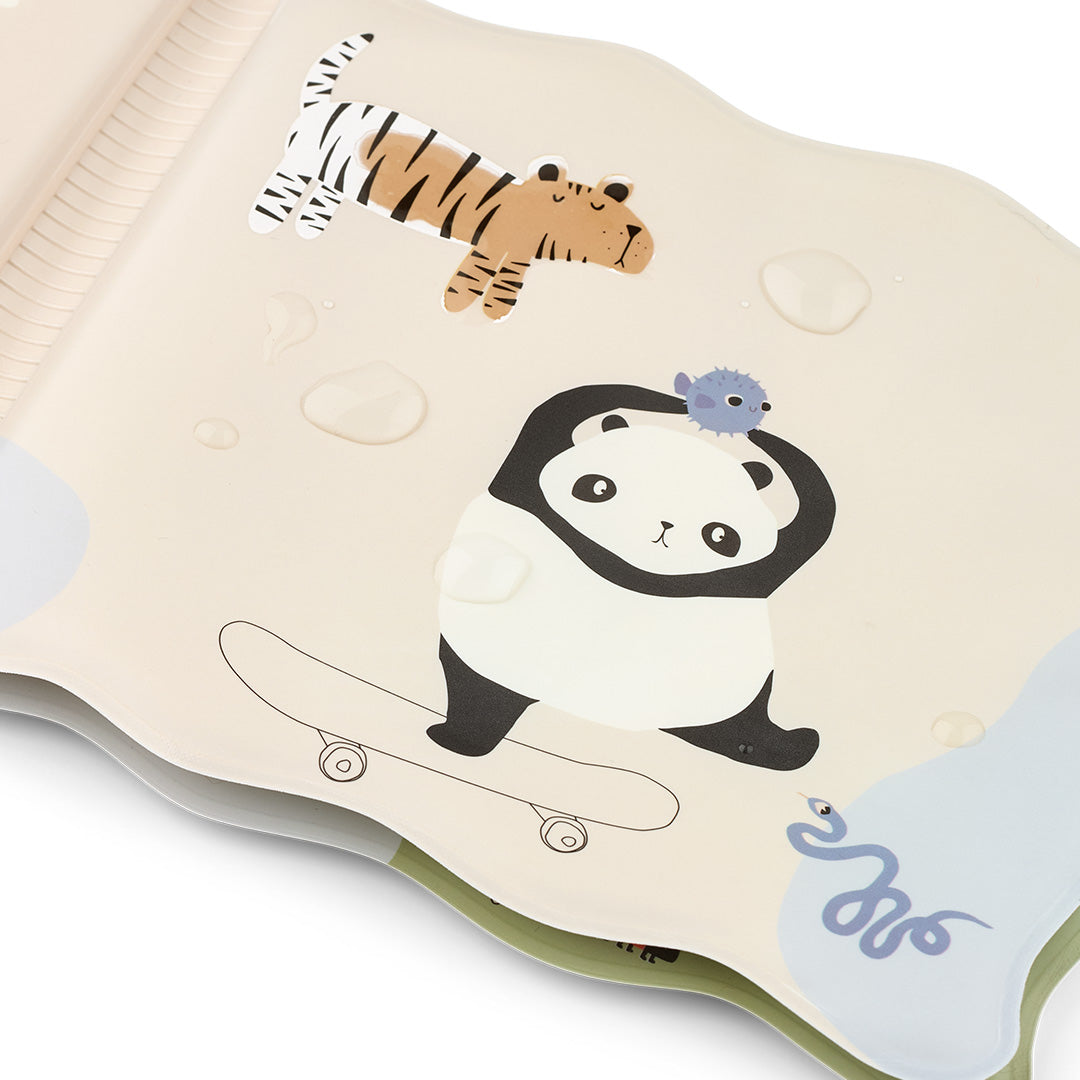 Detail van een badboekje met een illustratie van een panda op een skateboard en een tijger, met waterdruppels.