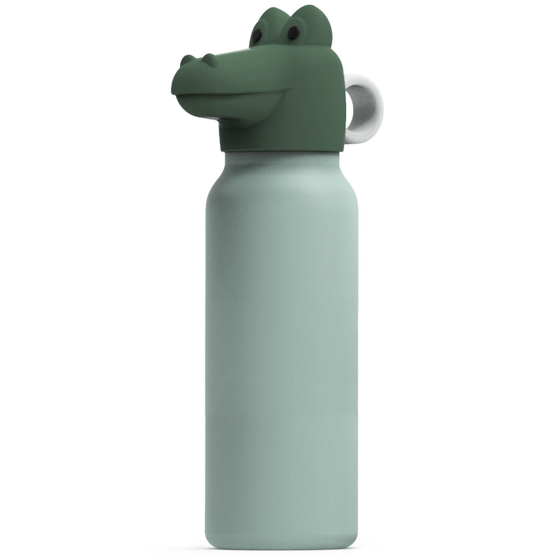 Liewood groene thermosfles met een krokodillenkop als dop, schuin gefotografeerd.