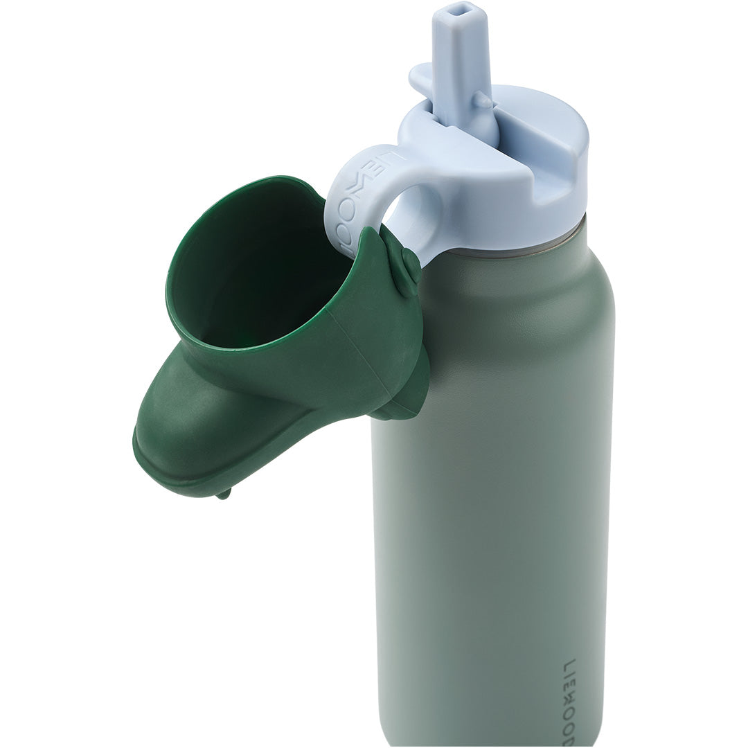 Detail van de Liewood groene thermosfles met open lichtblauwe dop en een donkergroene krokodillenbek die als drinktuit dient.
