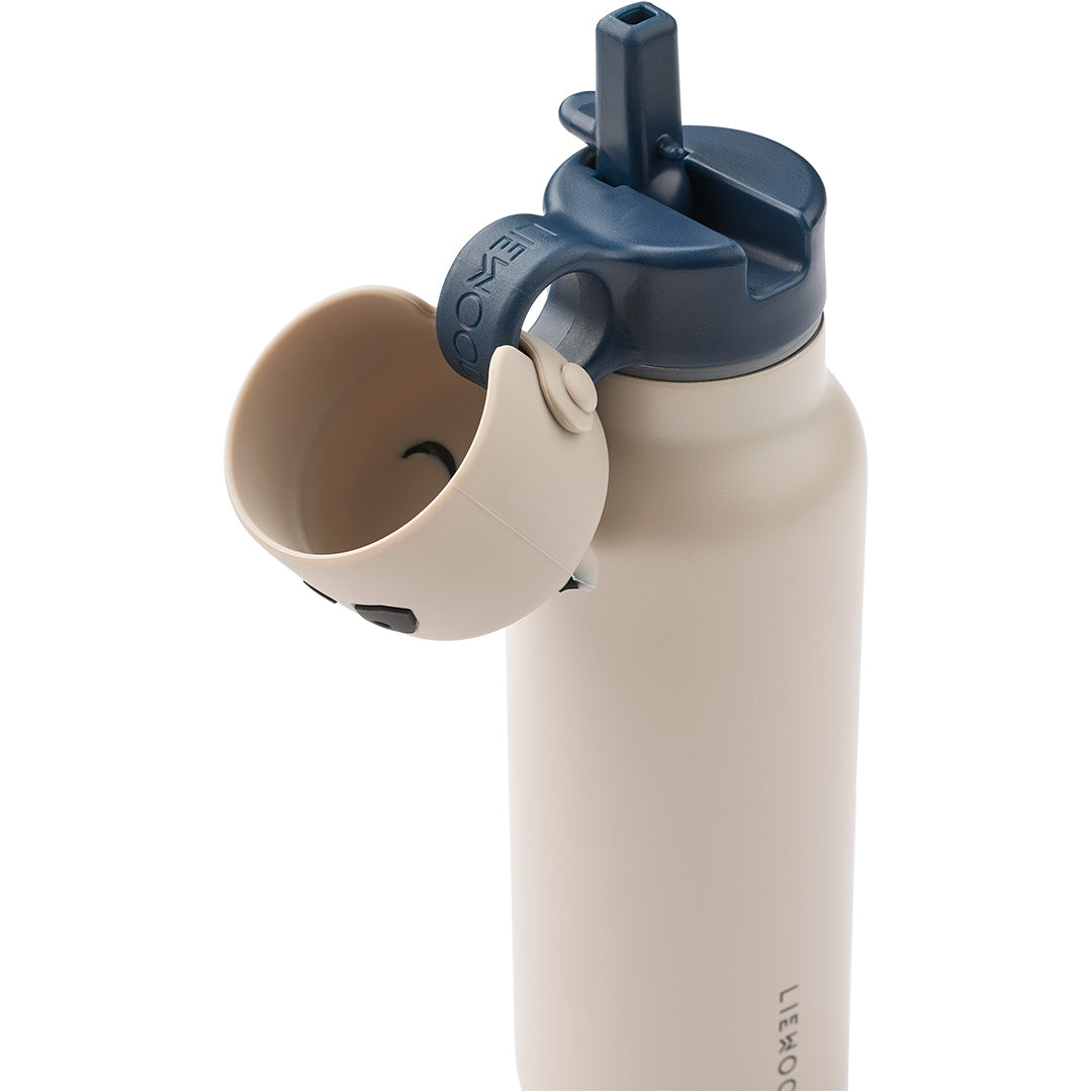 Detail van de Liewood kinder thermosfles met open donkerblauwe drinkdop en een klein bekerje aan het handvat.