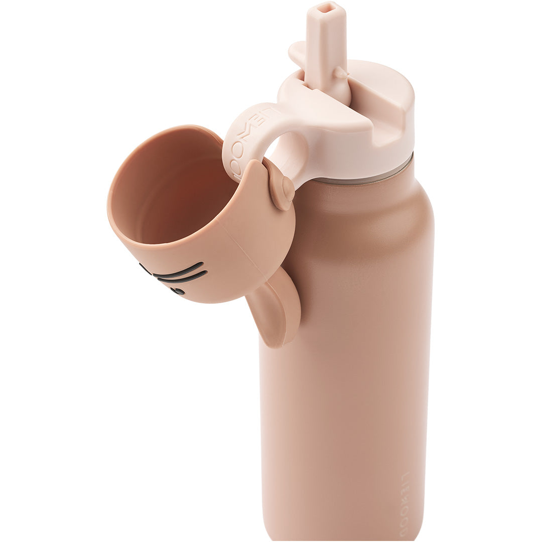 Detail van de Liewood roze thermosfles met rietjesdop en een los konijnenbekertje aan het handvat.