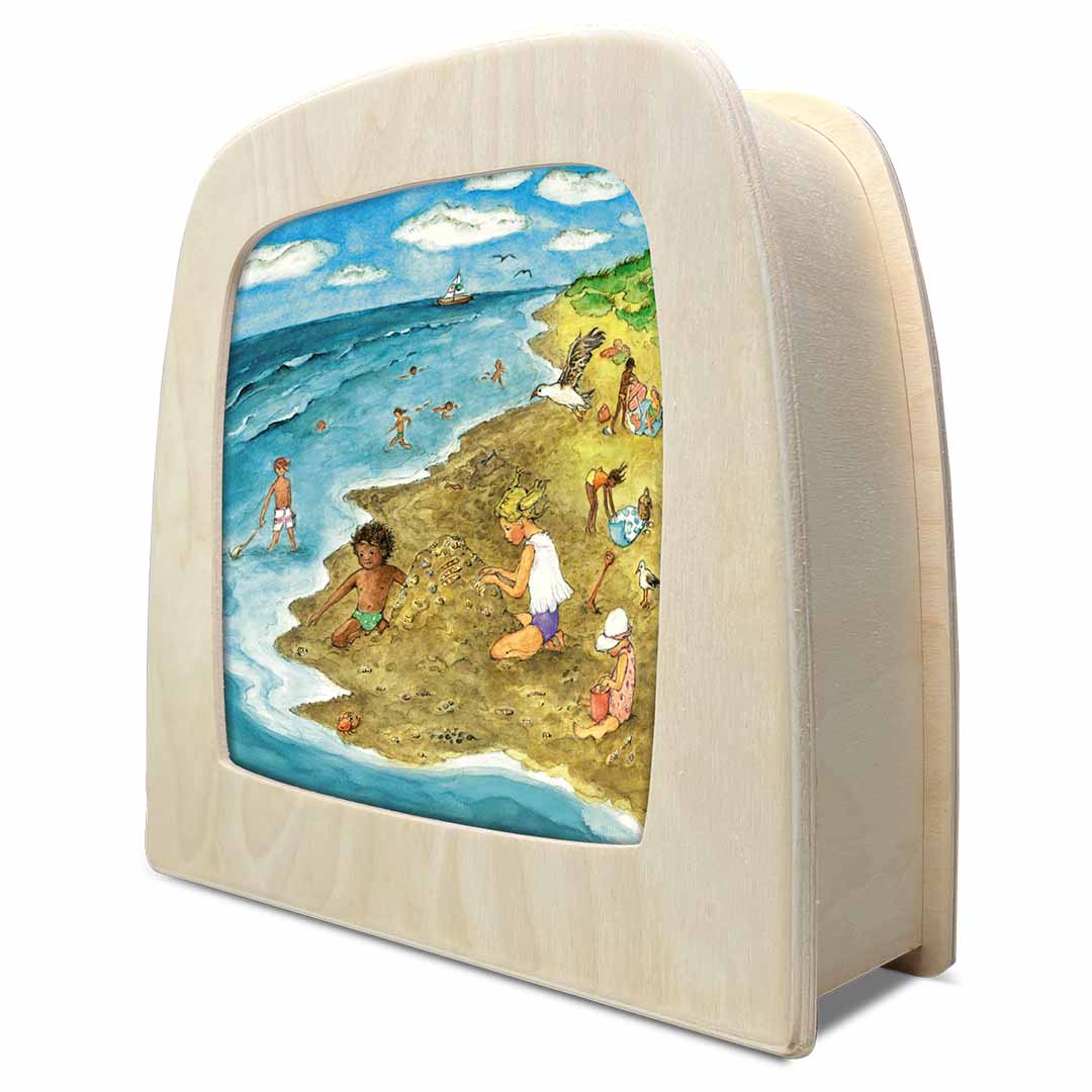Schuin aanzicht van de Toverlux toverplaat 'aan zee' in een houten frame.