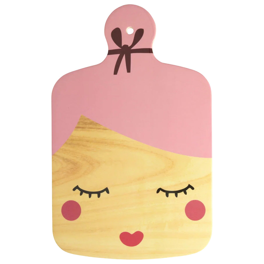 rice snijplank in de vorm van een gezicht met roze haar en gesloten ogen.