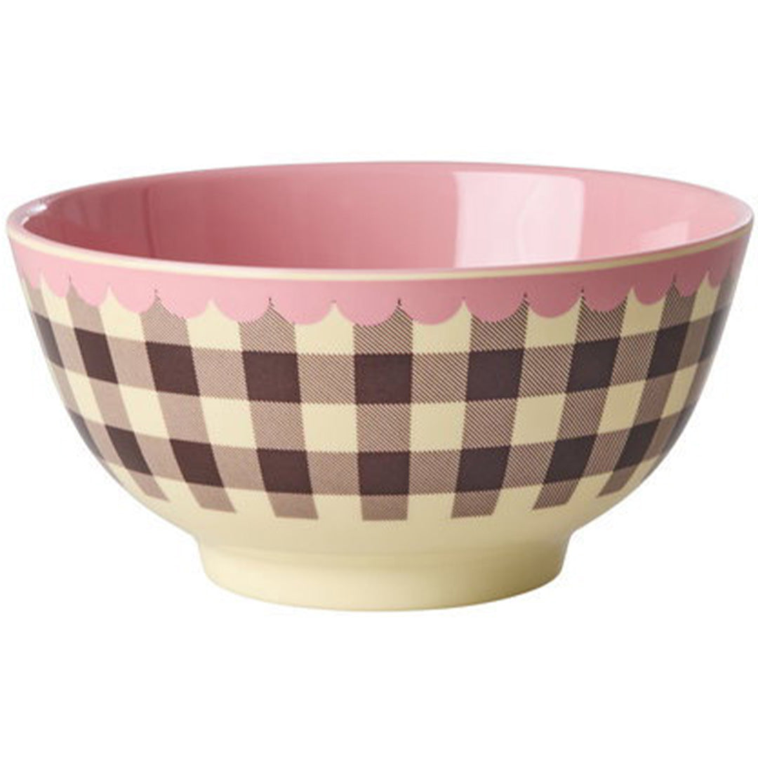 rice melamine kinderkom met roze binnenkant en bruin-beige geruit patroon.