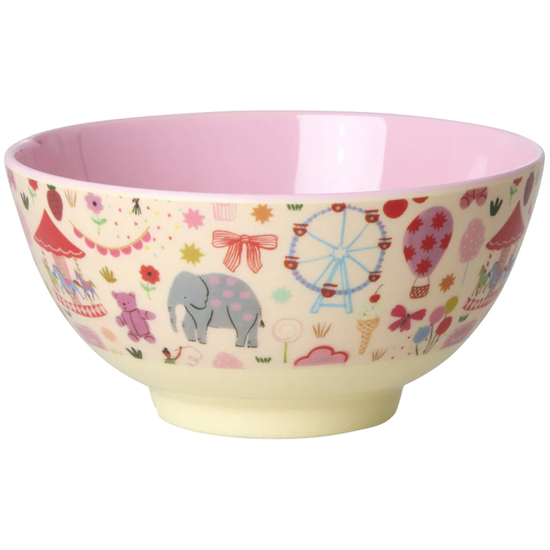 rice kinderkom met roze binnenkant en een veelkleurig kermisthema met dieren en attracties.
