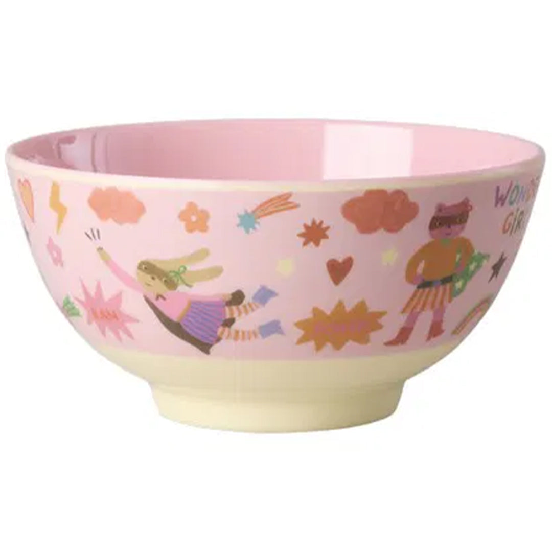 Roze rice kinderkom met superheldenfiguren.
