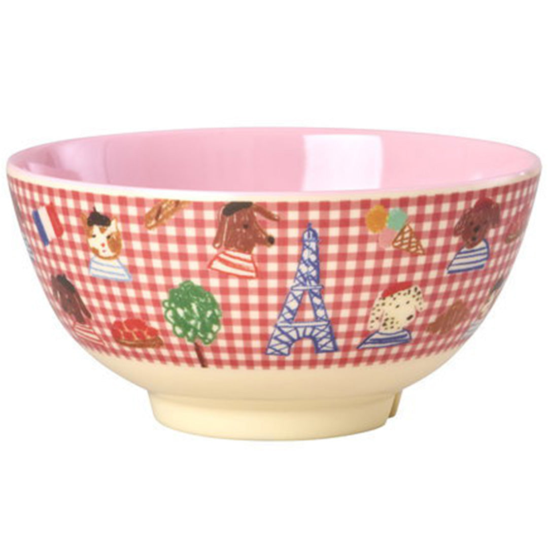 rice melamine kinderkom met rood geruit patroon en Parijse figuren van honden en de Eiffeltoren, roze aan de binnenzijde.