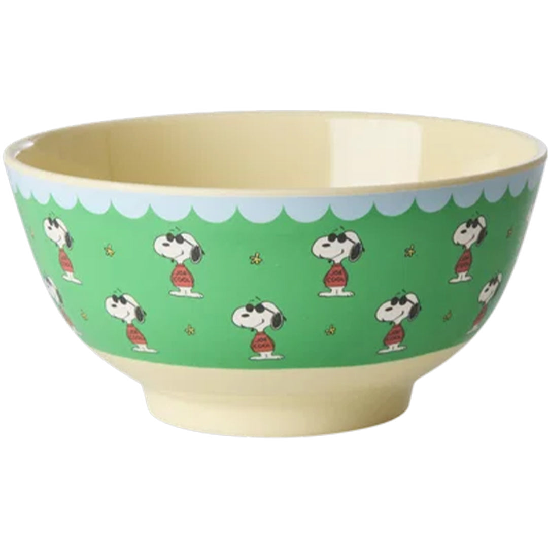 Rice kinderkom met Snoopy figuren op een groene rand.