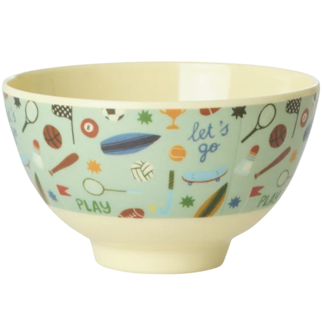 rice kinderkom met sportthema en de teksten 'let's go' en 'play'.
