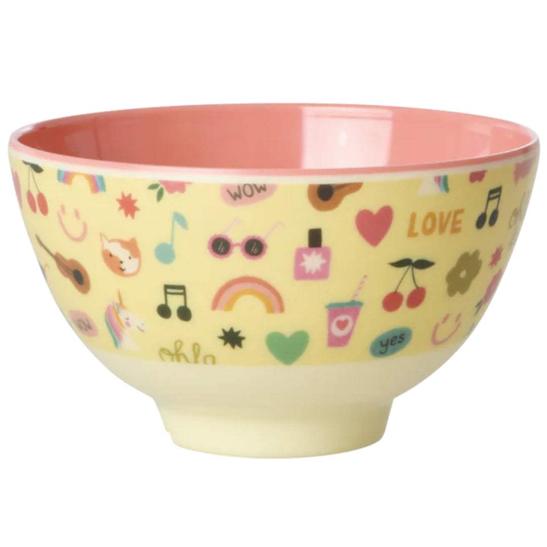 rice kinderkom met gele buitenkant en roze binnenkant, versierd met eenhoorns, harten en andere vrolijke figuren.