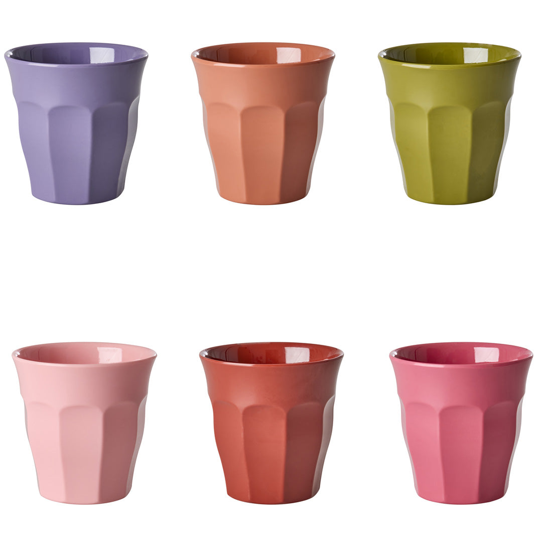 Zes losse plastic kinderbekers in verschillende effen kleuren.