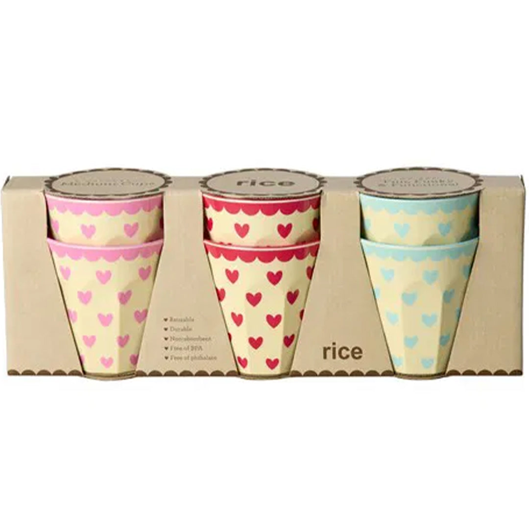 Verpakking met zes Rice kinderbekers met hartenpatroon in roze, rood en blauw.