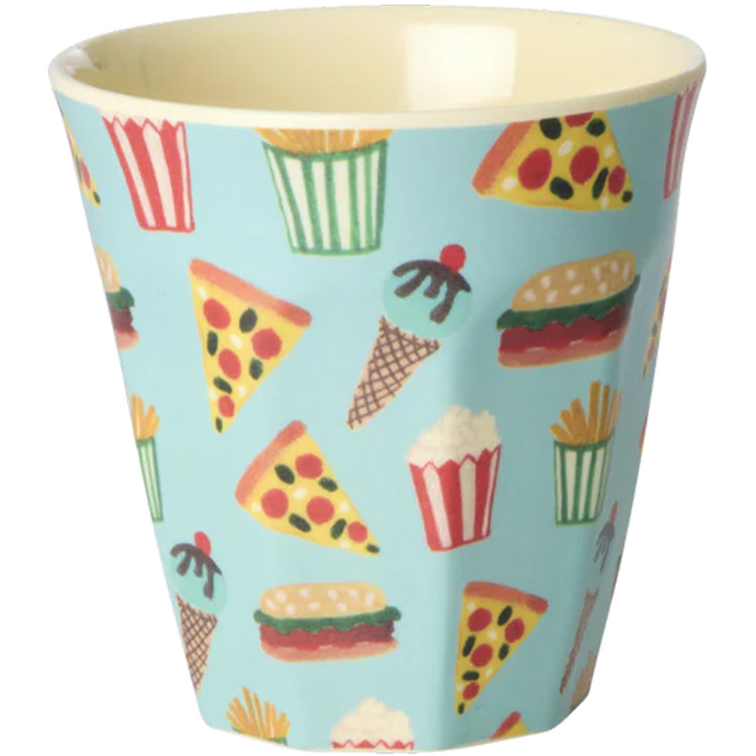 Een Rice kinderbeker met een patroon van pizza, hamburgers en friet.