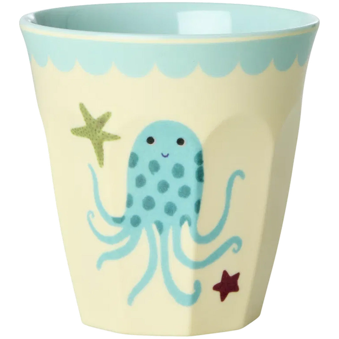Een Rice kinderbeker met een blauwe octopus en zeesterren op een beige achtergrond.