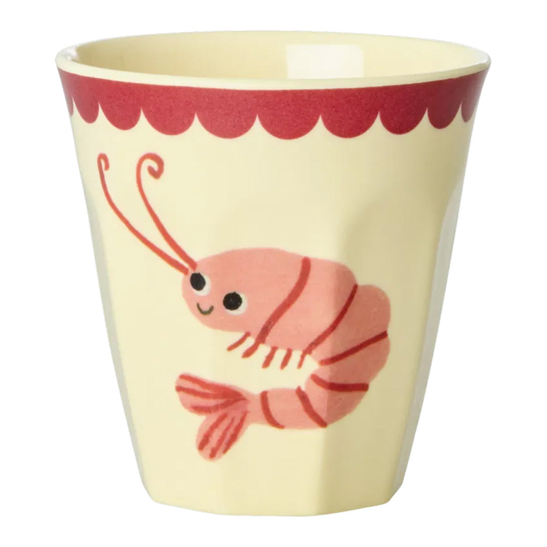 Crèmekleurige rice kinderbeker met een roze garnaal en een rode geschulpte rand.