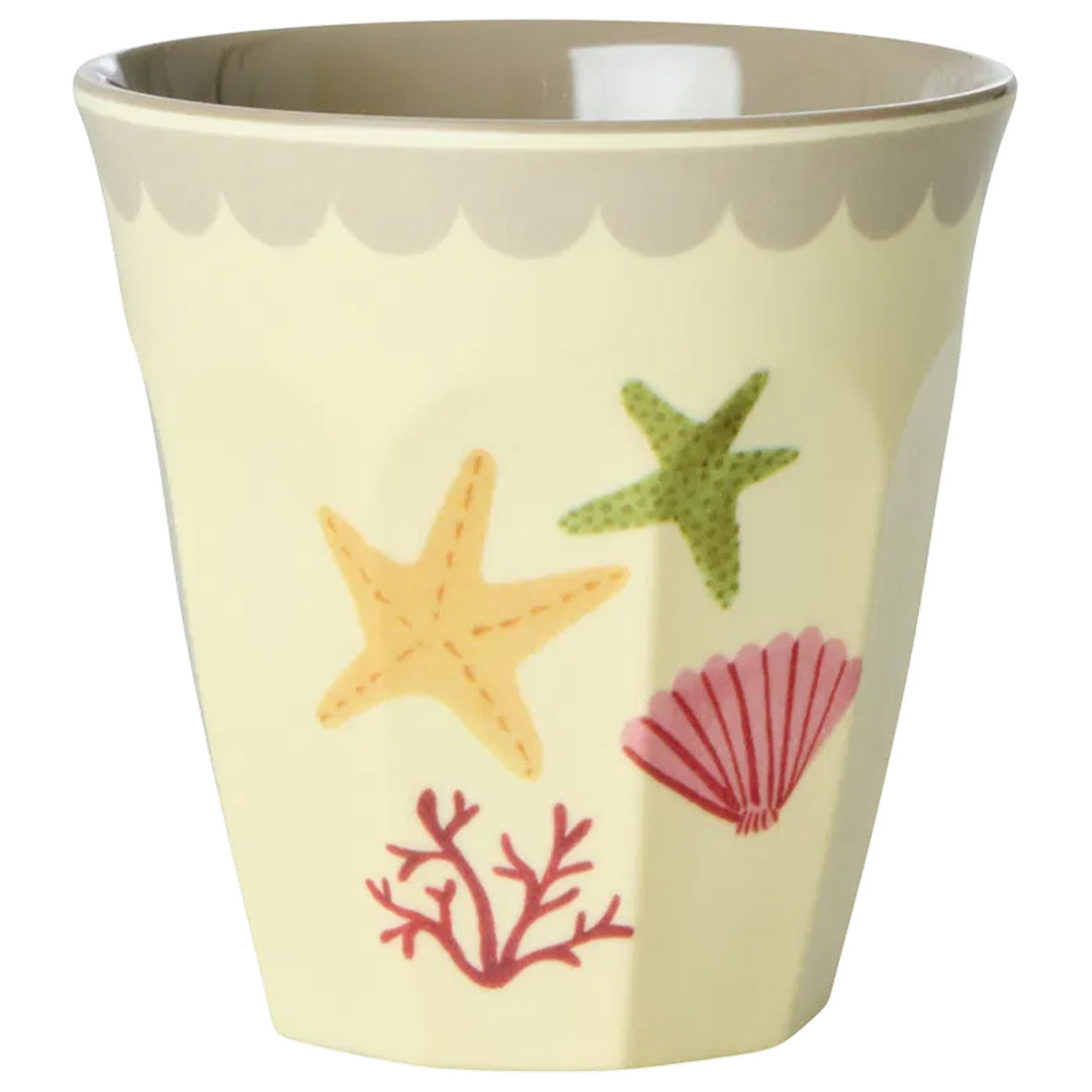 Crèmekleurige rice kinderbeker met zeesterren en schelpen, en een grijze geschulpte rand.