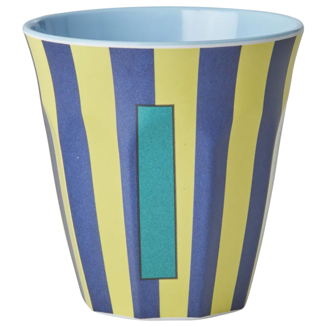 rice plastic alfabetbeker met blauw-gele strepen en de letter I.