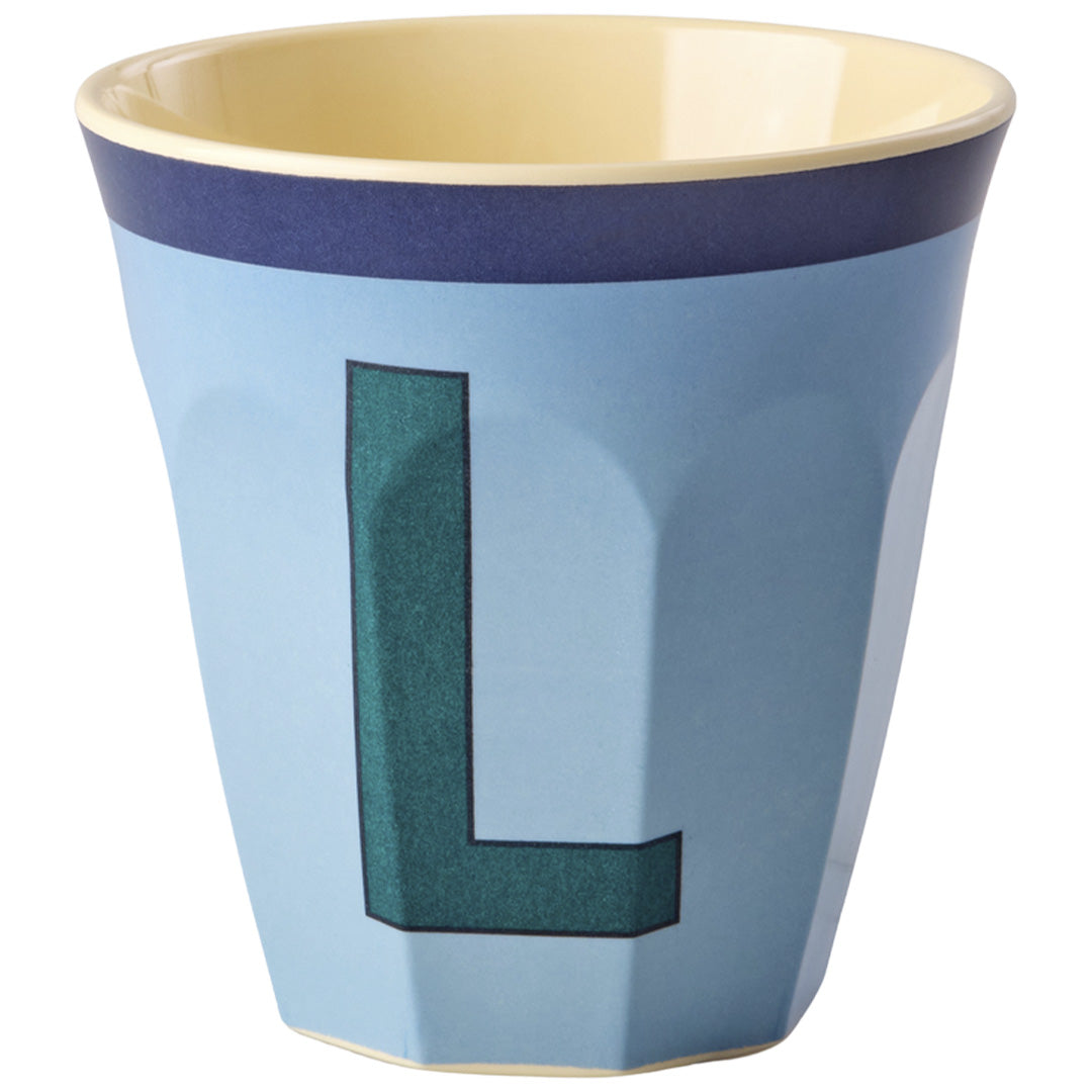 rice plastic beker in lichtblauw met een donkerblauwe rand en de letter L.