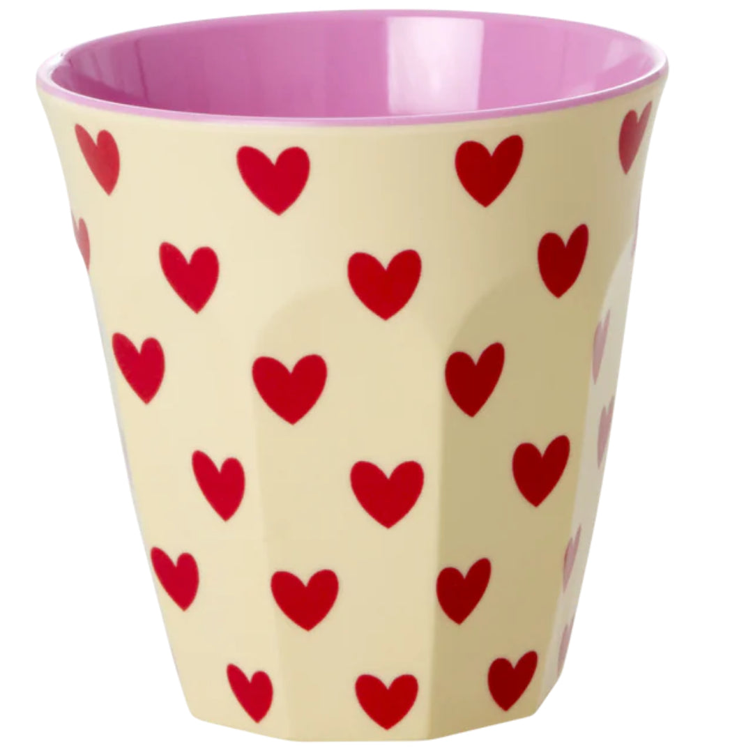 Rice kinderbeker met beige buitenkant, rode harten en roze binnenkant.