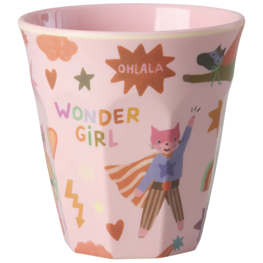 Roze rice kinderbeker met een superheldenkat en de tekst 'Wonder Girl'.