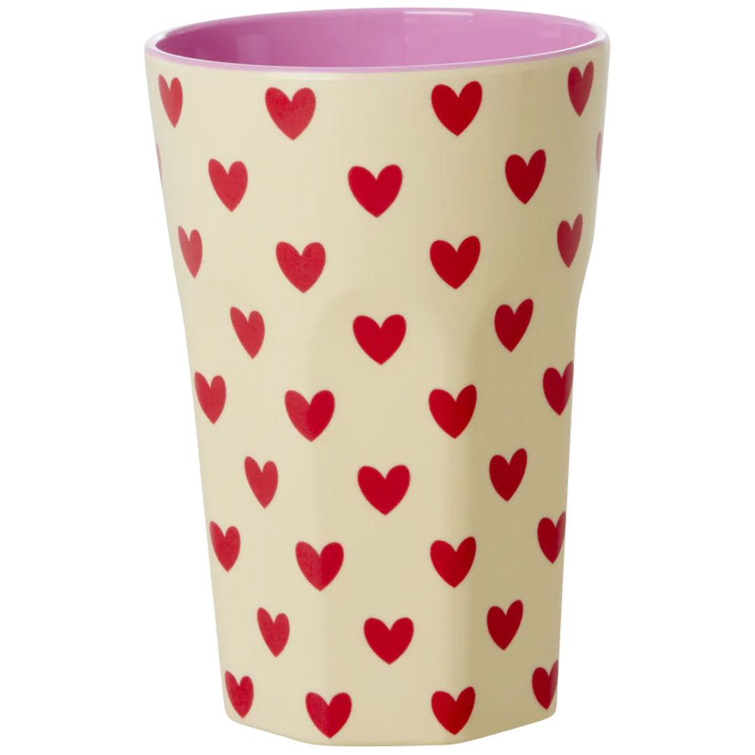 rice beige kinderbeker met roze binnenkant en rood hartenpatroon.