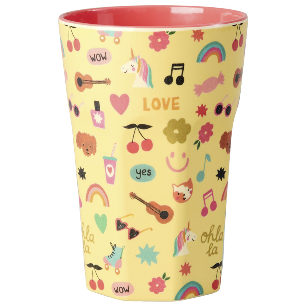 rice gele plastic kinderbeker met eenhoorn, harten, regenbogen en andere figuren.
