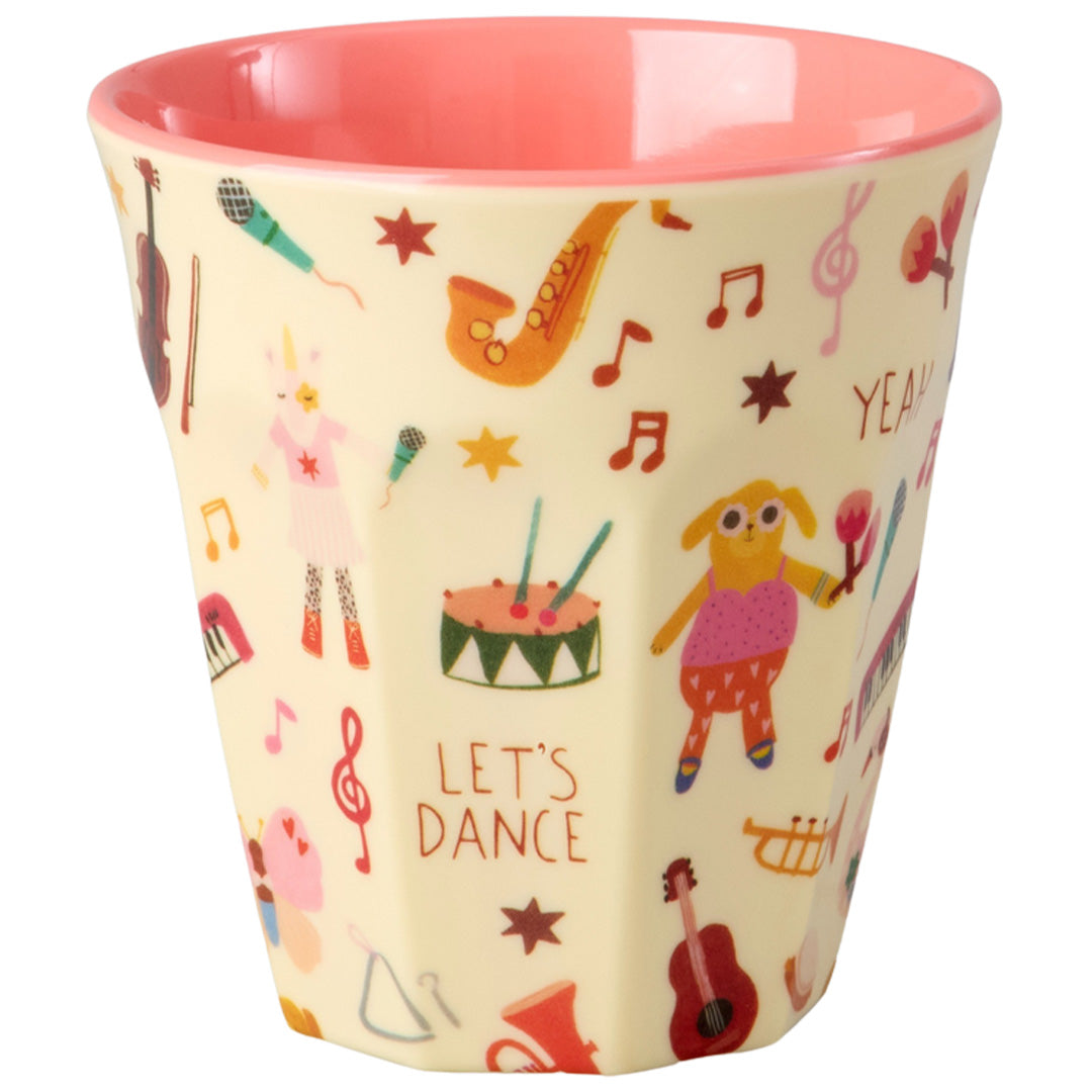 rice kinderbeker met een geel design en roze rand, versierd met een muziekband van dieren en instrumenten.