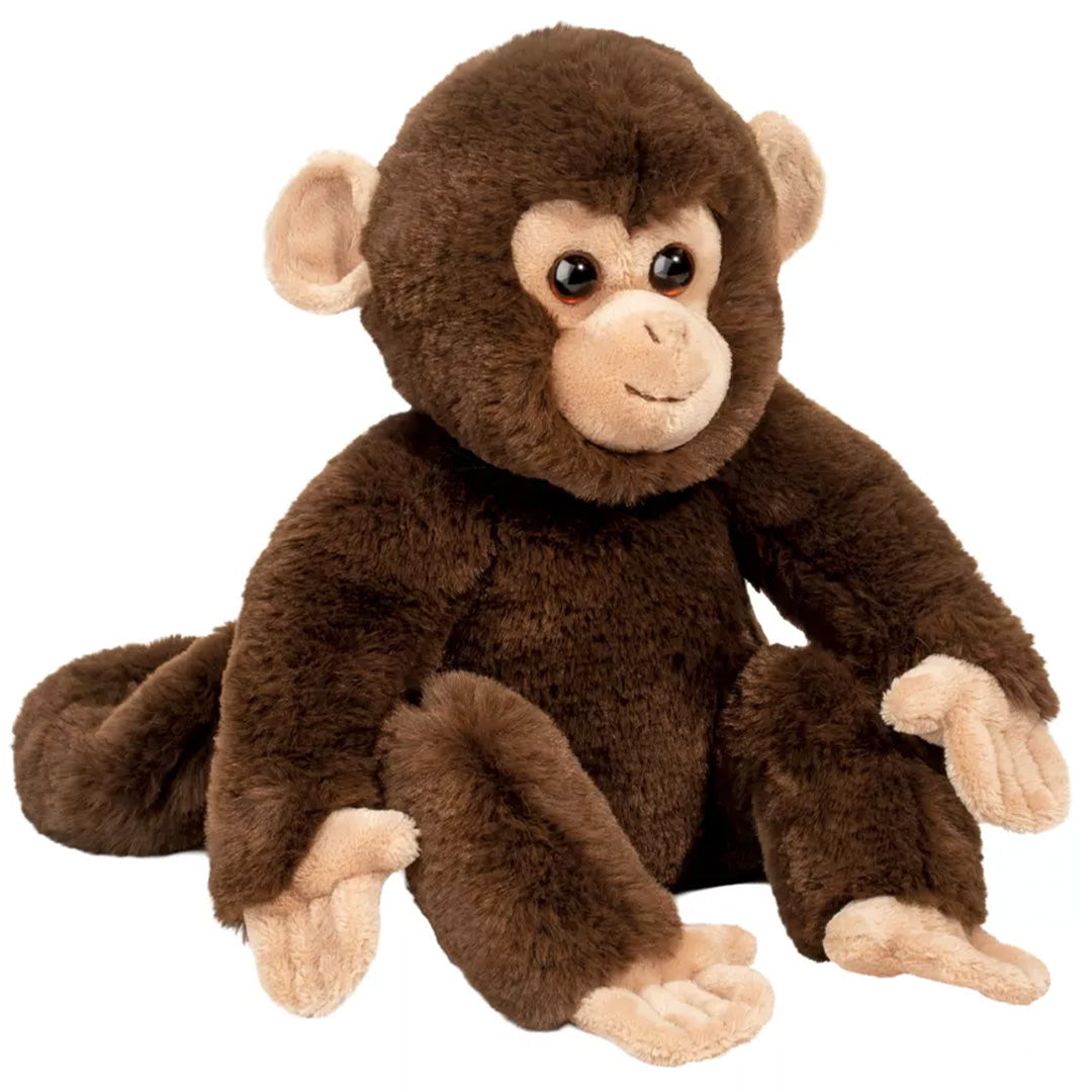Douglas Toys bruine pluchen knuffelaap zittend.