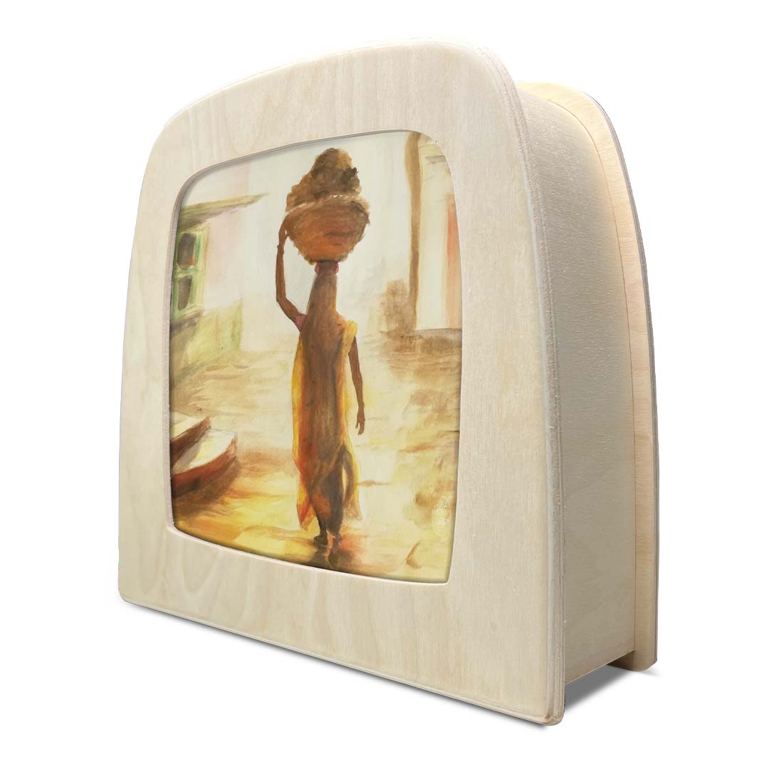 Schuin vooraanzicht van de toverlux toverplaat voor toverlamp met een aquarel van een vrouw in een houten frame.