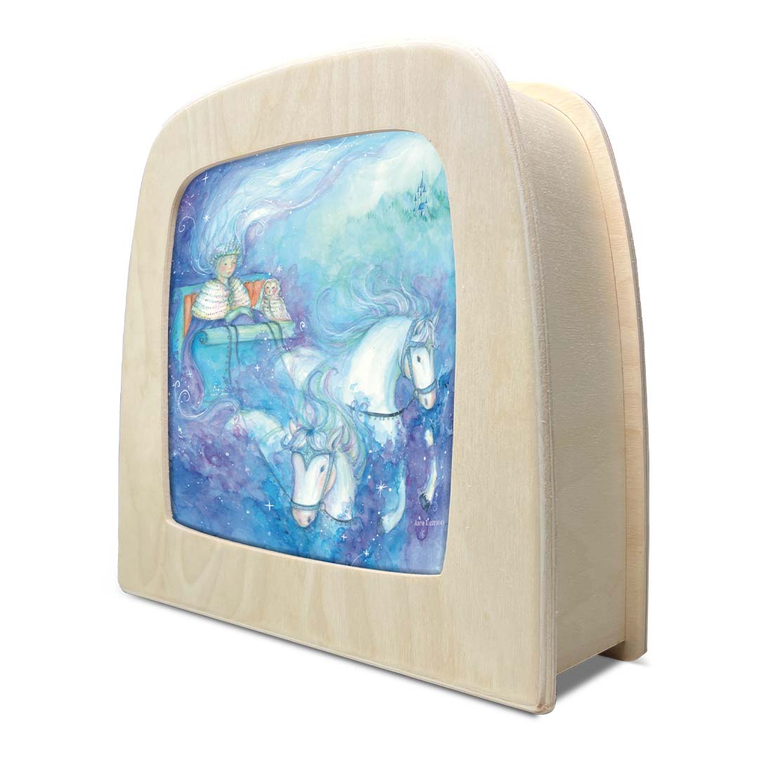 Schuine weergave van de Toverlux toverplaat voor toverlamp met houten frame en ijskoningin illustratie.