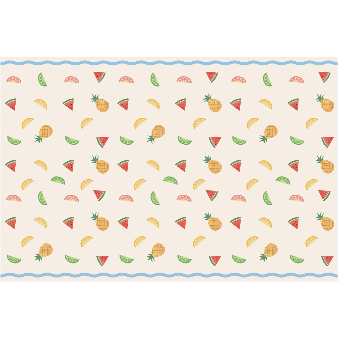 PartyDeco tafelkleed met een beige achtergrond en een vrolijk fruitpatroon van watermeloen, ananas, sinaasappel en limoen.