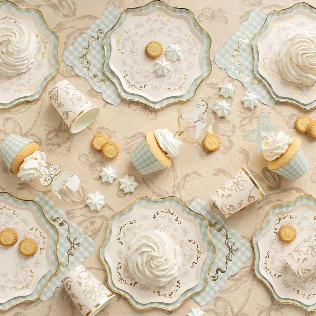 PartyDeco tafelkleed met beige bloemenpatroon, gedekt met bijpassend feestservies en cupcakes.