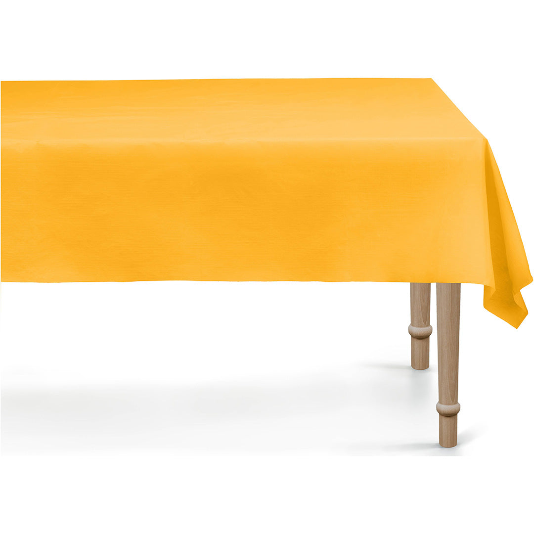 Partydeco oranje rechthoekig tafelkleed op een tafel.