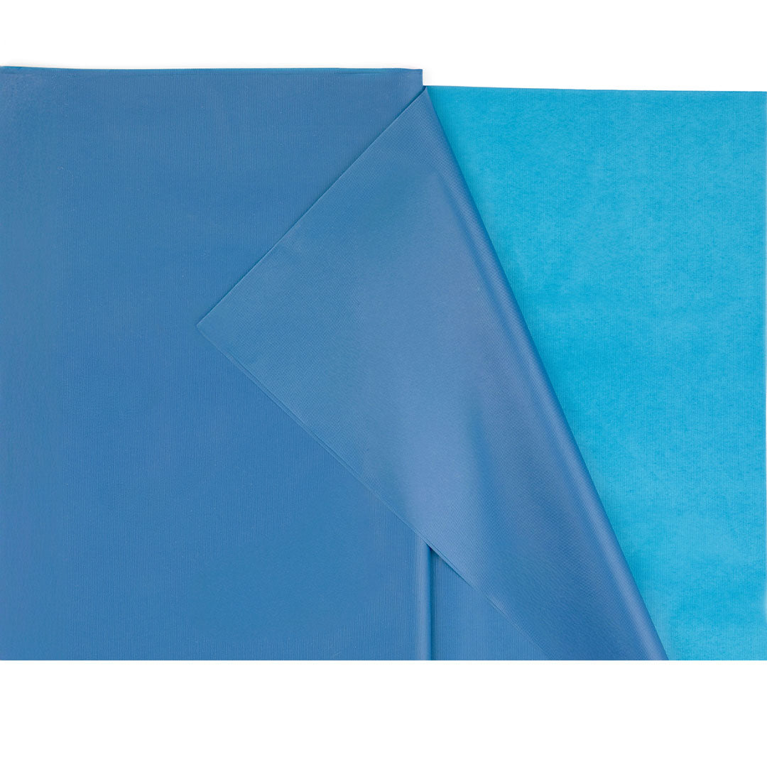 PartyDeco donkerblauw plastic tafelkleed, schuin gevouwen om de textuur en de lichtere onderkant te tonen.