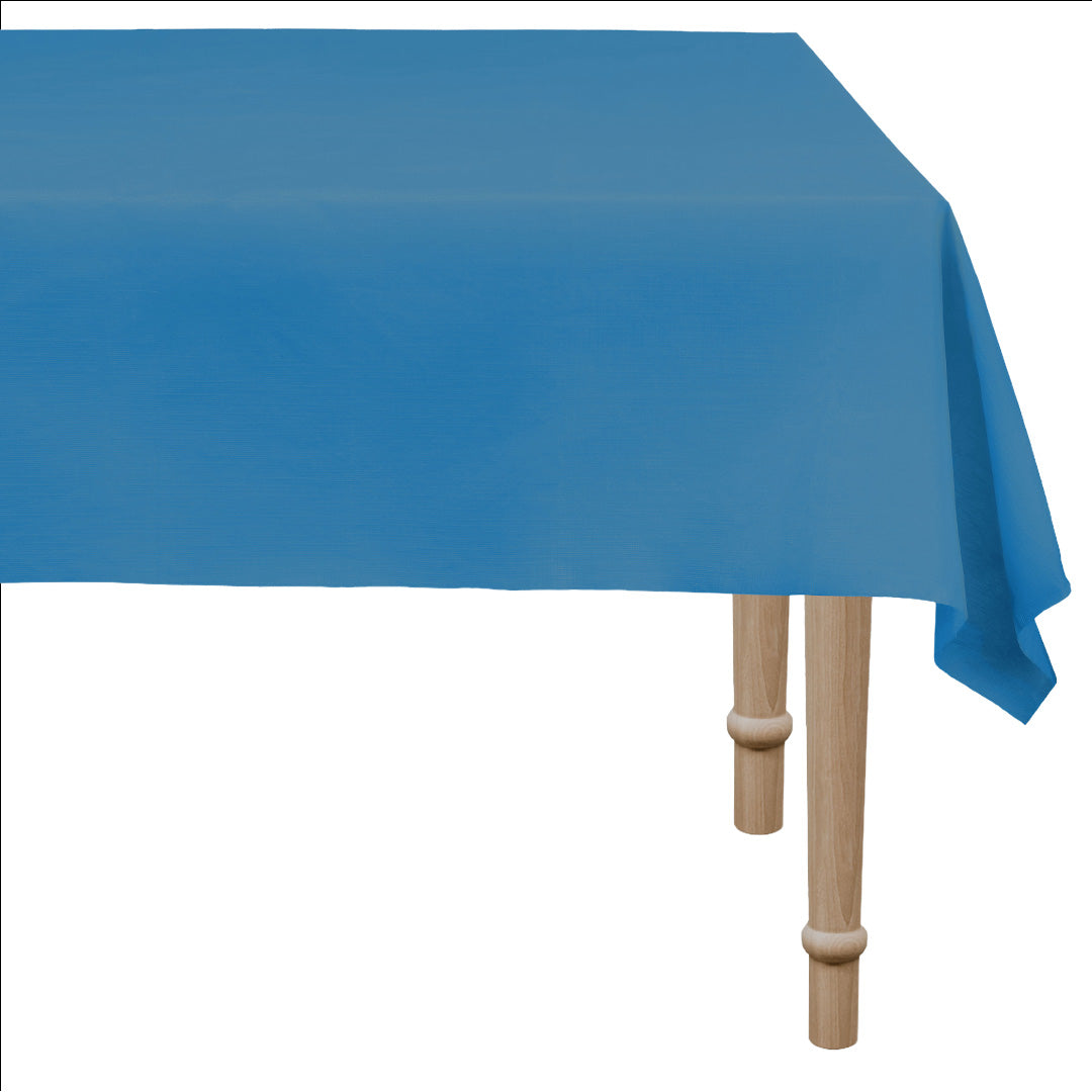 PartyDeco donkerblauw plastic tafelkleed gedrapeerd over een houten tafel.