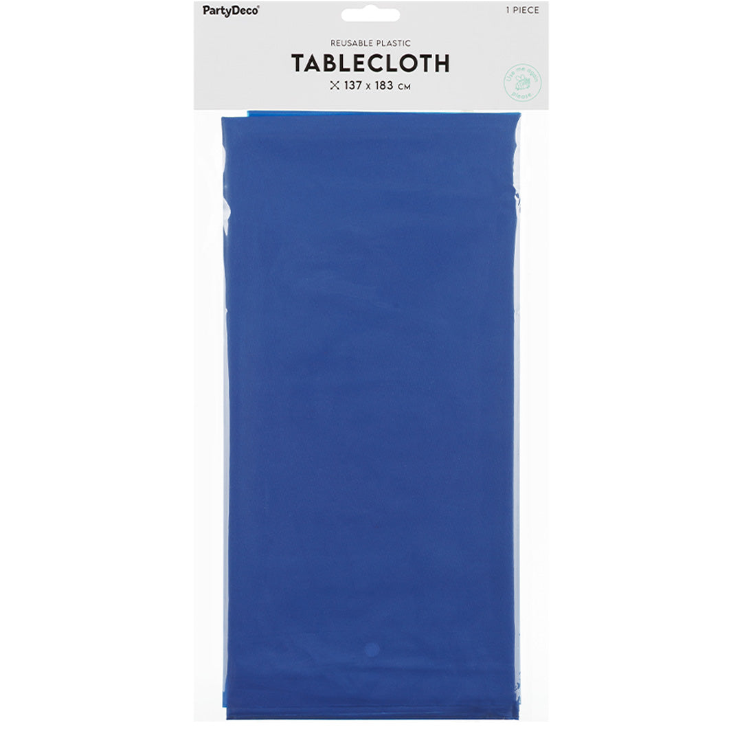 De verpakking van het PartyDeco donkerblauwe plastic tafelkleed, met merknaam en productinformatie.