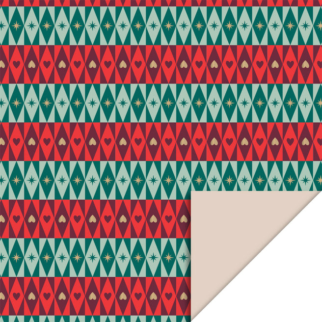 house of products inpakpapier met een feestelijk patroon van groene en rode diamanten met gouden sterren en harten, waarvan een hoek is omgevouwen.