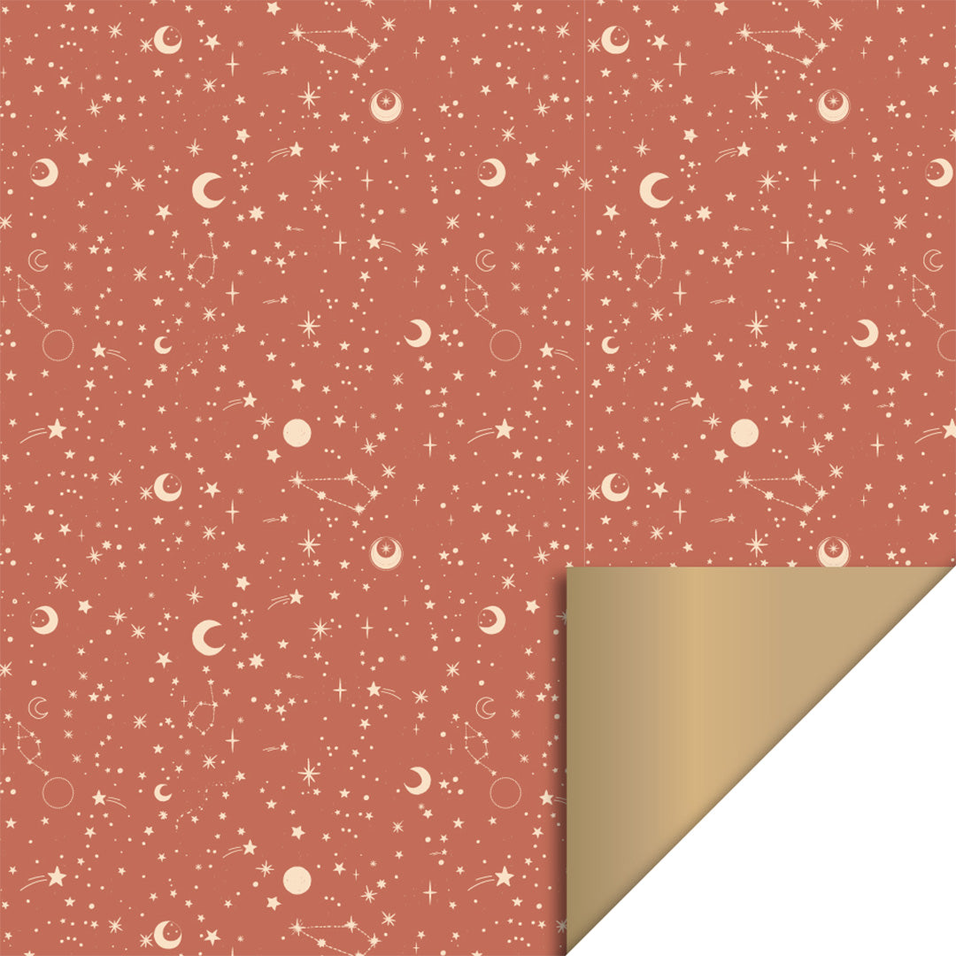 House of products inpakpapier met een galaxy patroon van sterren en manen op een cognac achtergrond, de binnenzijde is goudkleurig.