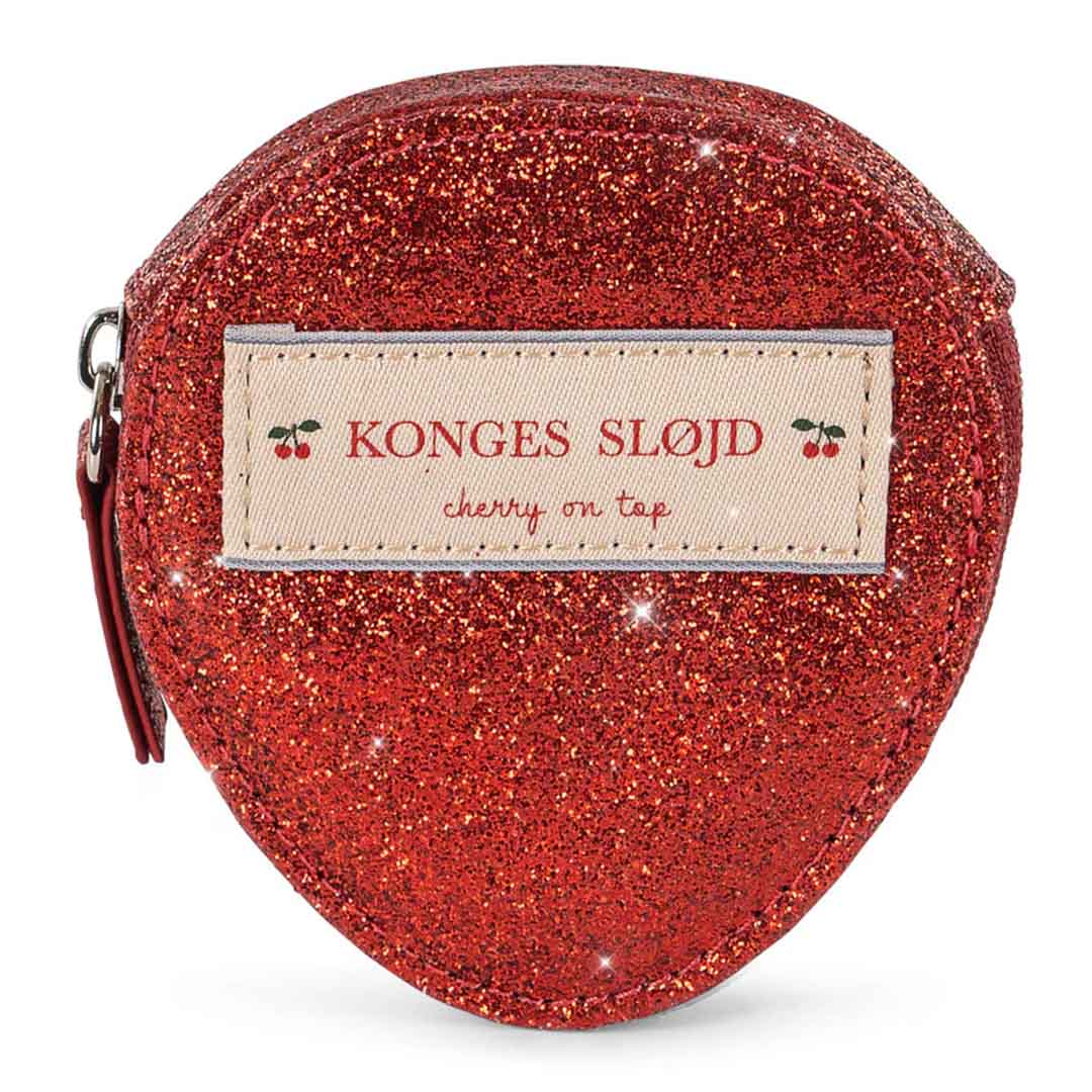 Achterkant van de Konges Sløjd aardbei kinderportemonnee met rode glitters en een merklabel.