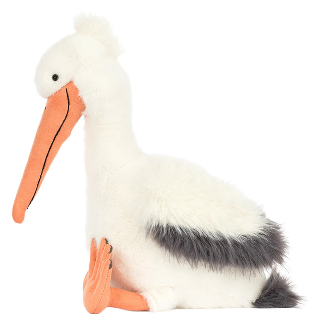 Jellycat pluchen pelikaan knuffel, van de zijkant gefotografeerd.