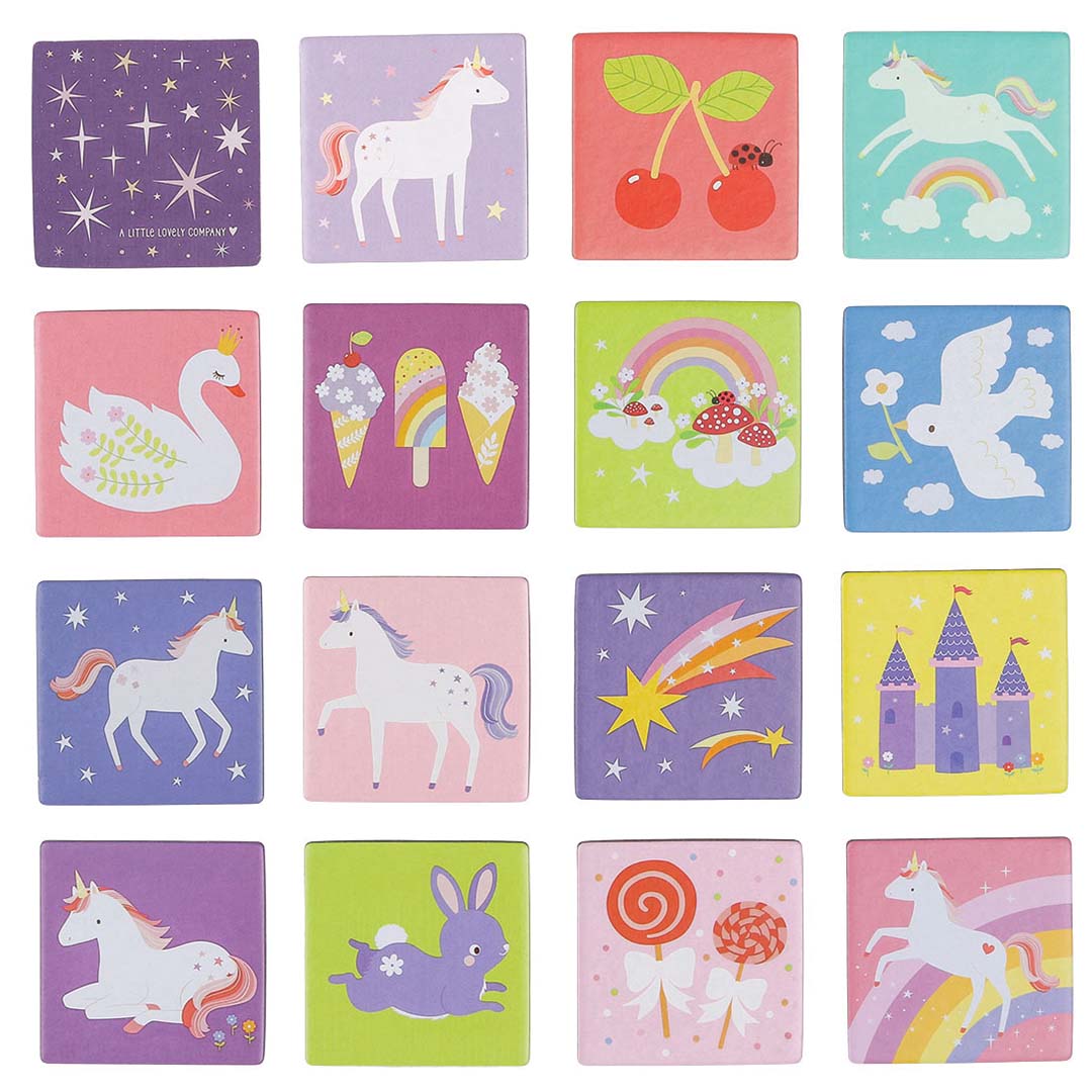 Een close-up van zestien A Little Lovely Company Unicorn Dreams memory kaarten met kleurrijke illustraties van eenhoorns, regenbogen en andere figuren.