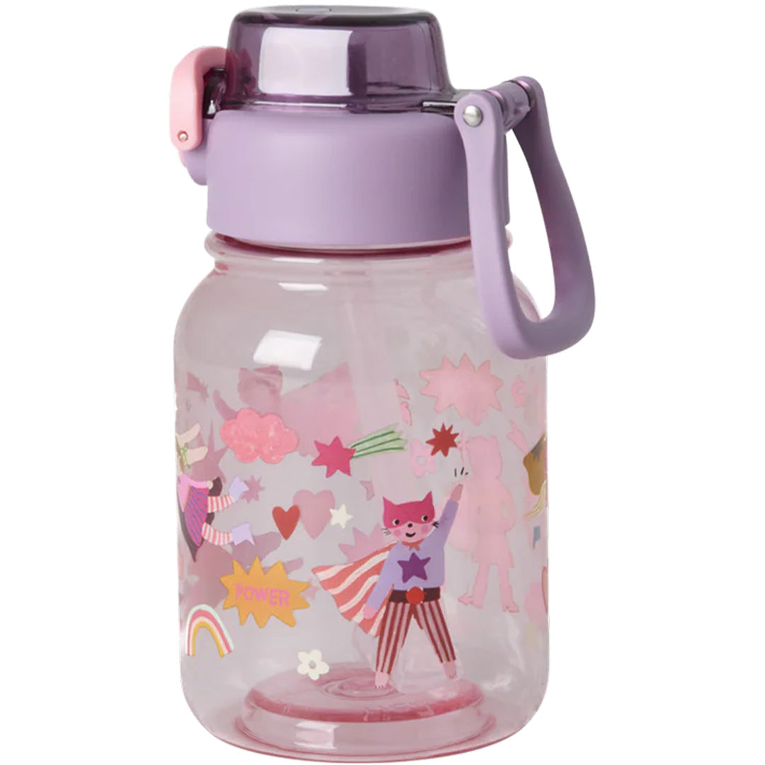 Rice kinderdrinkfles met paarse dop en superheldenfiguren, waaronder een kat-superheld.