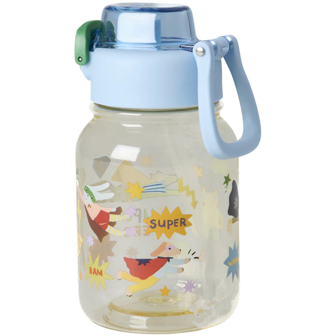 rice kinderdrinkfles met superheldenfiguren en een blauwe dop.