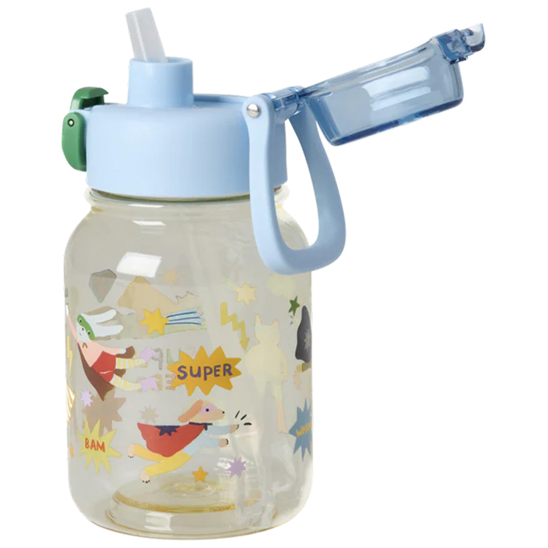 rice kinderdrinkfles met superheldenfiguren en open blauwe dop met rietje.